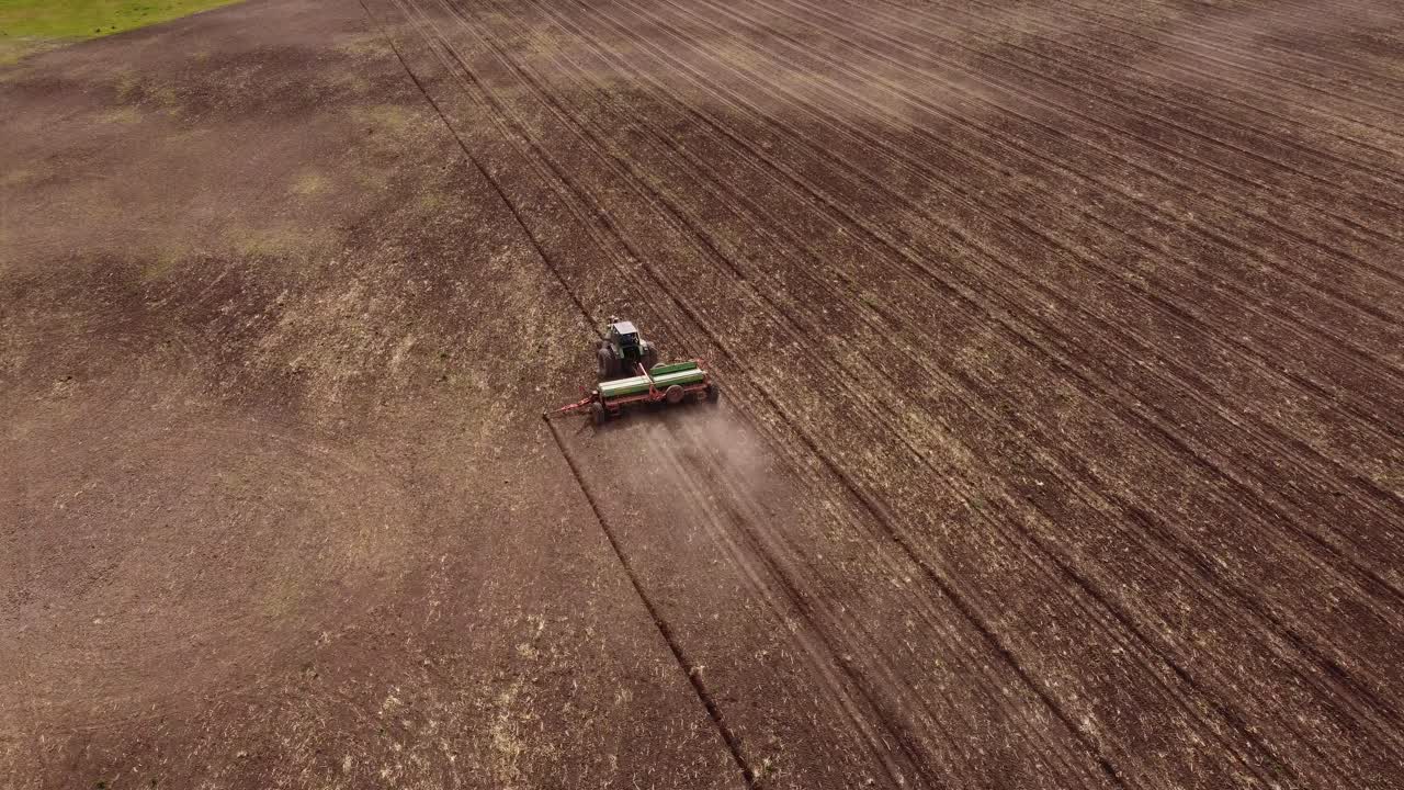 tractor arando campos en la provincia de buenos aires, argentina