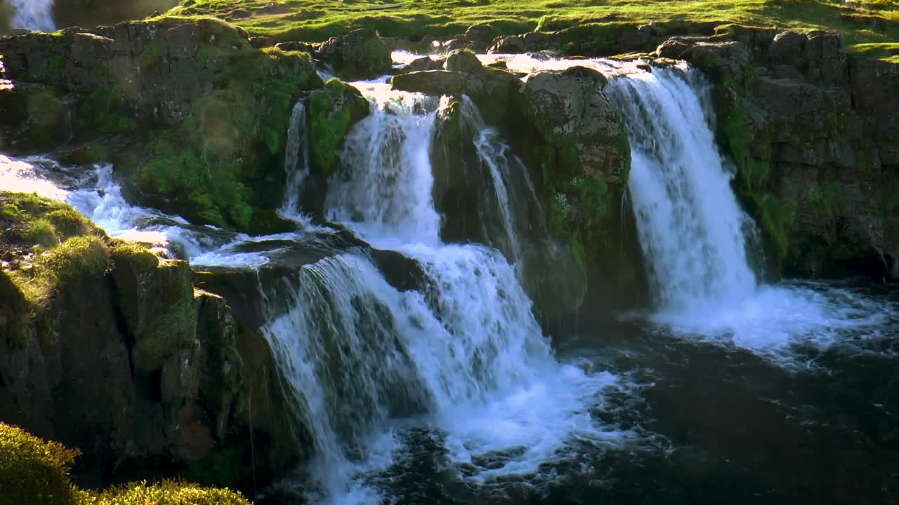 Slowmotion-optagelse af Kirkjufellsfoss nær Kirkjufell-bjerget på Snaefellsnes-halvøen, Island