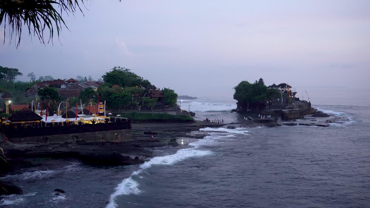 atmosfera à tarde antes da noite no templo tanah lot, bali