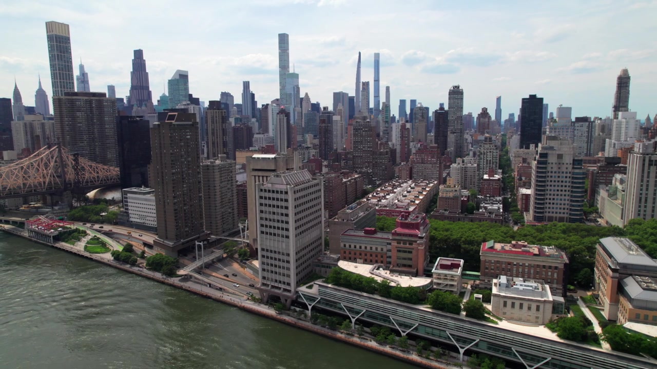 New York Citys skyline fra East River, 4K droneopptak