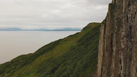 paisaje escocés, foto aérea de los acantilados cerca de kilt rock en la isla de skye, escocia