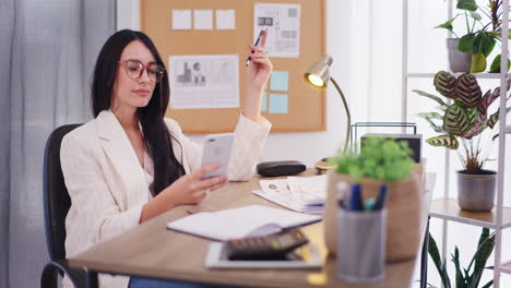 una mujer de negocios segura de sí misma gestiona negocios en línea en su teléfono inteligente
