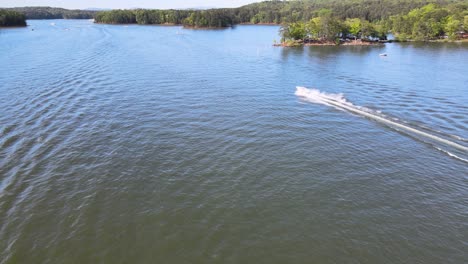 Speed-boat-moving-at-full-speed