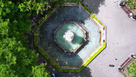 Antigua-Guatemala,-Drohnenvideo,-Wasserfontäne,-Vogelperspektive,-Central-Park,-Während-Die-Drohne-Nach-Oben-Fliegt