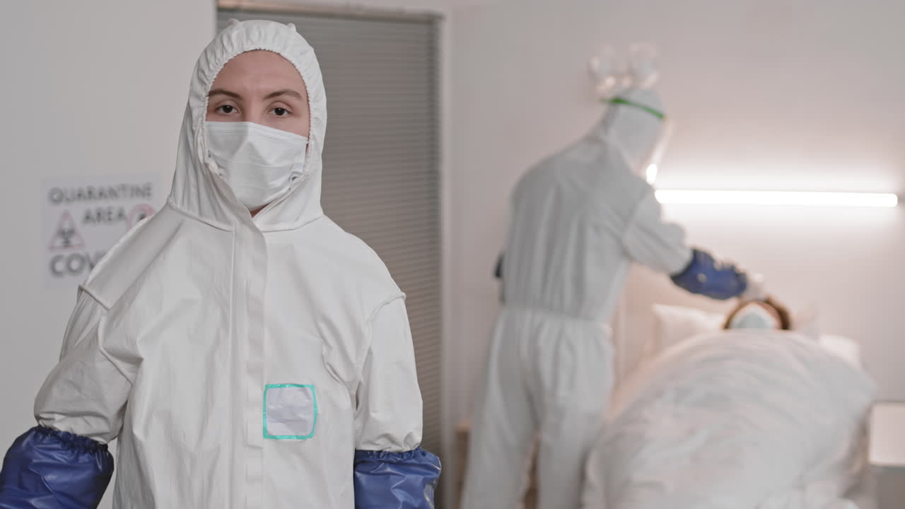 doctora quitando el escudo facial