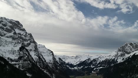 klöntalersee suiza vista brillante de lo grandiosos que son los alpes en este valle - candidato perfecto para el time lapse