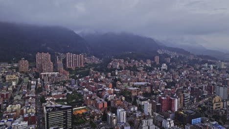 bogota colombia aerial v15 sobrevuelo panorámico chapinero capturando la ladera del barrio de la salle, el paisaje urbano y el terreno montañoso con nubes de niebla en el cielo - filmado con mavic 3 cine - noviembre 2022