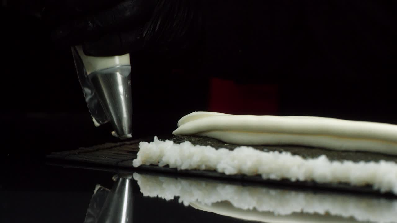 haciendo sushi con queso crema