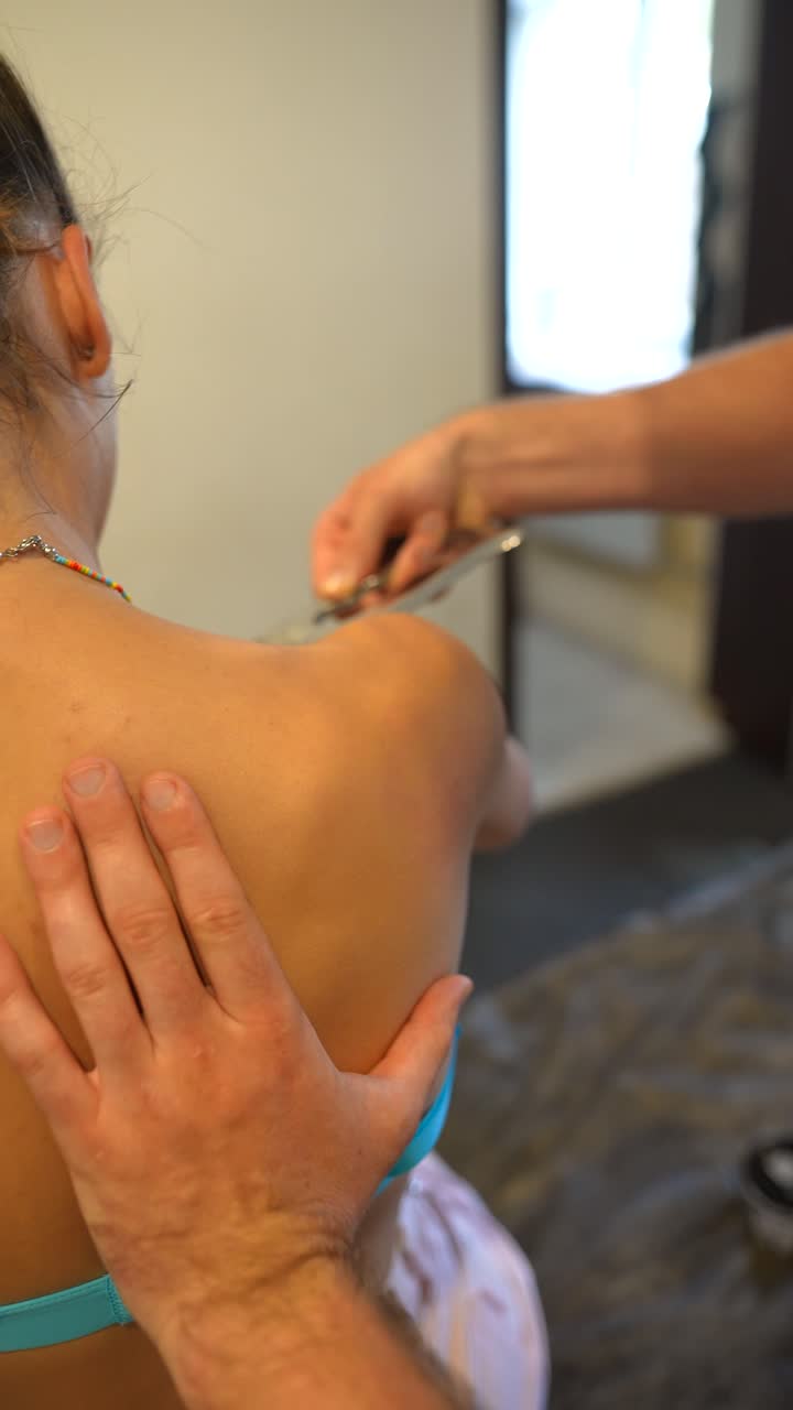 una mujer ajustando un sostén.