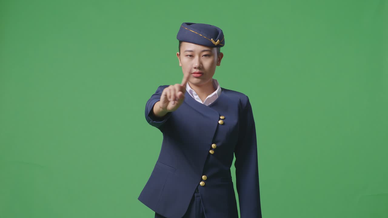 스 제스처 를 보여주는 승무원