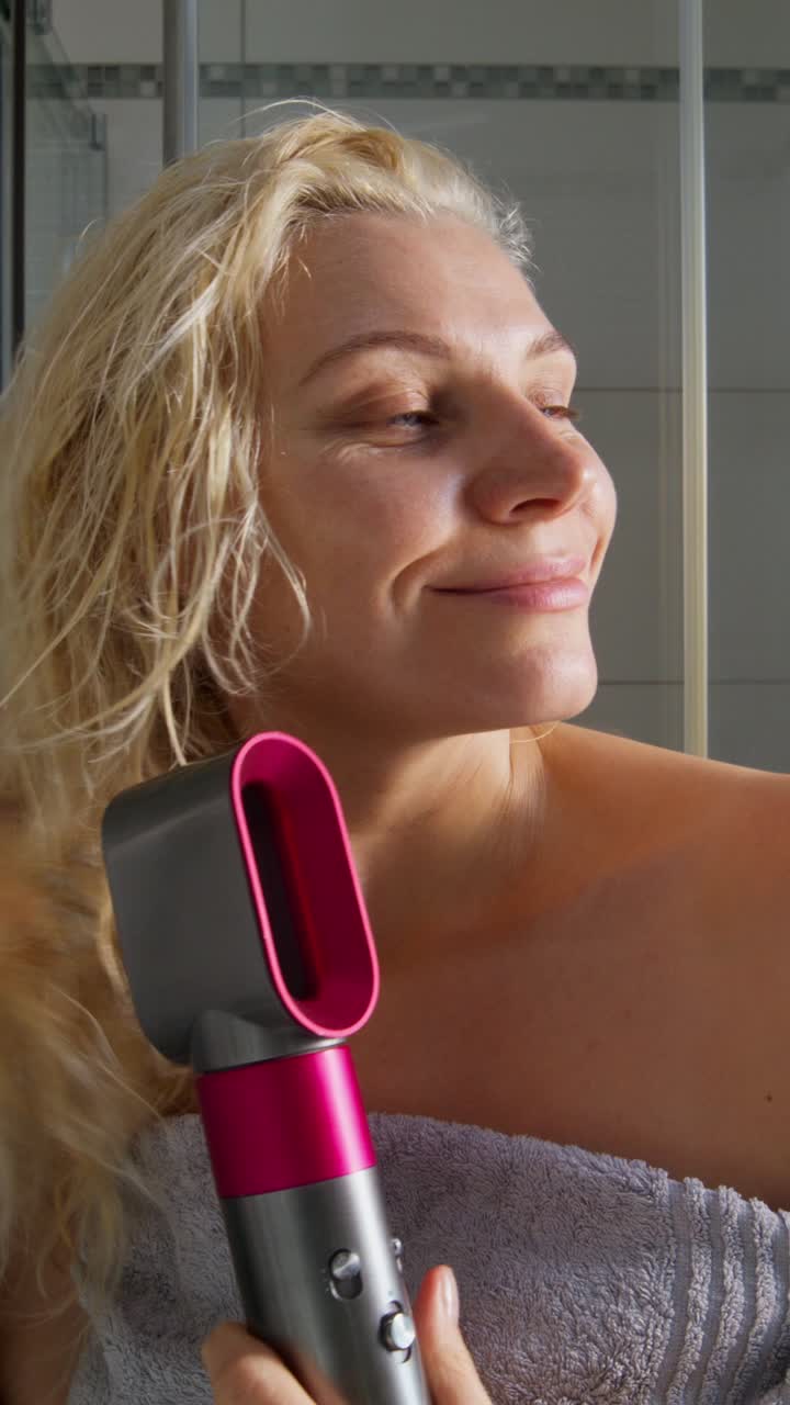 Mujer Secándose el Pelo en el Baño