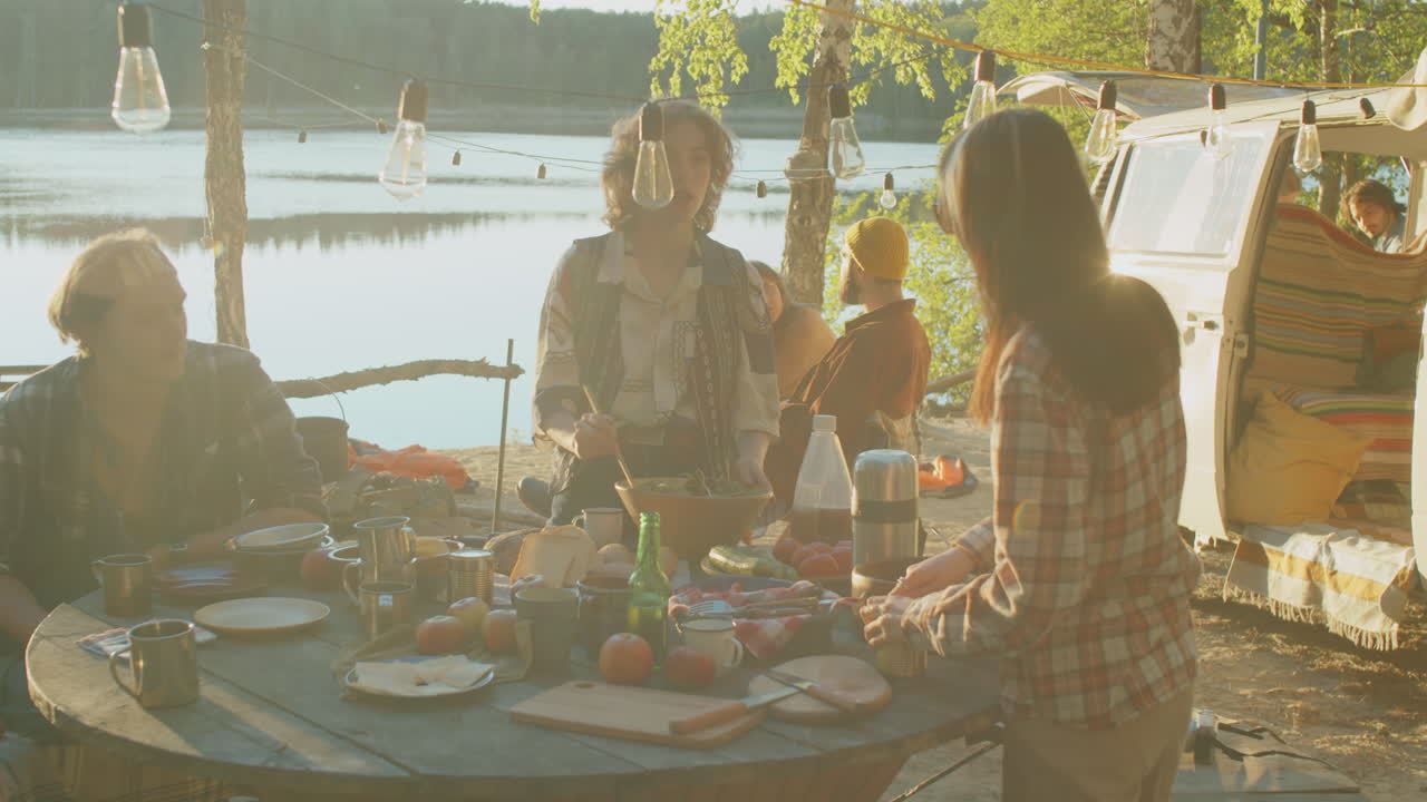 amigas preparando comida en el campamento de la orilla del lago