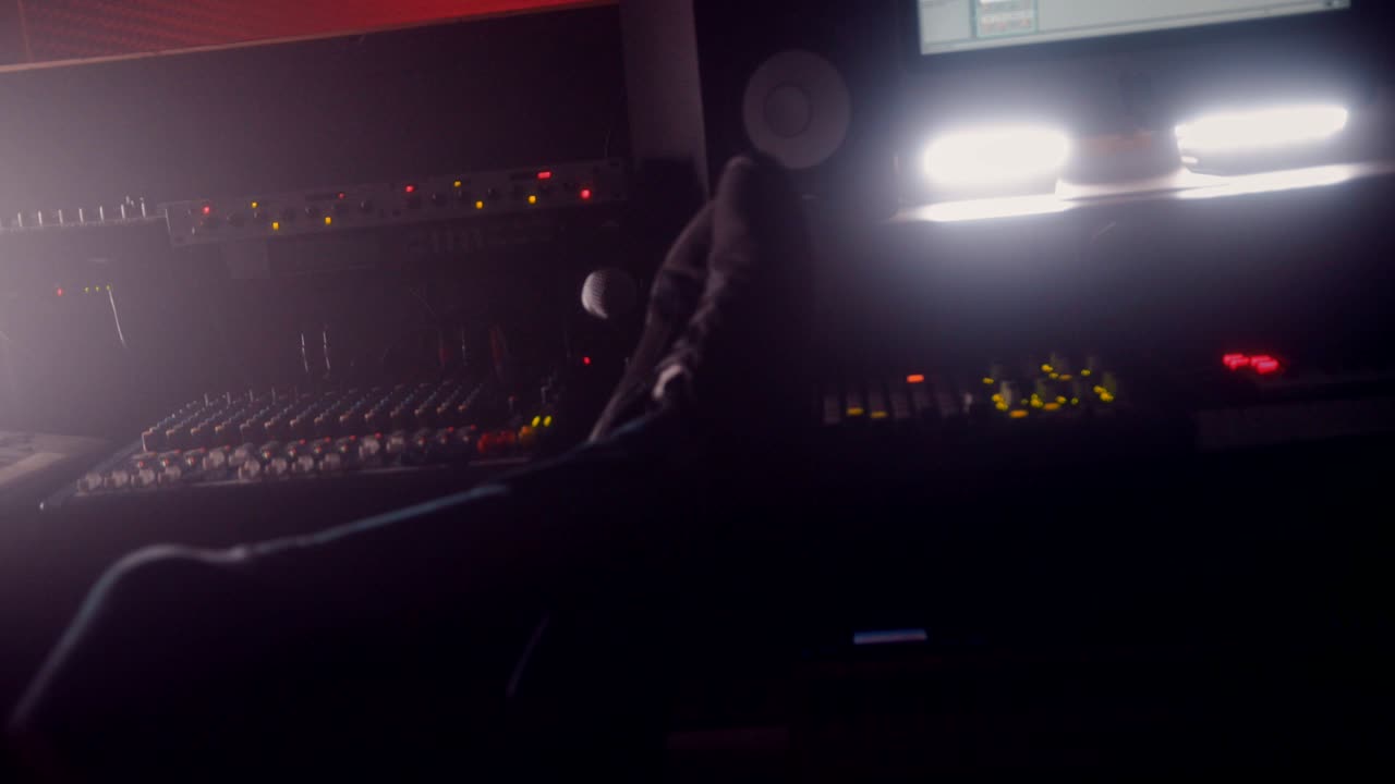 Afslappet musikproducer holder pause i musikstudie