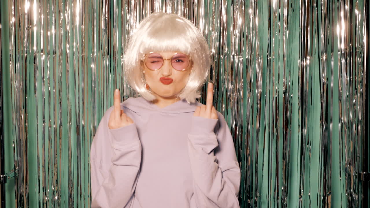 스타일리시한 80년대, 90년대 의상을 입은 여성