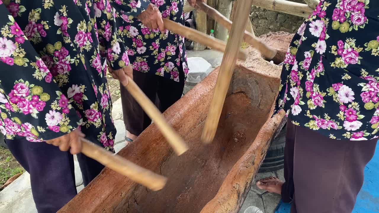 전통적인  기 도구를 사용하여 타악기를 연주하는 전통 예술 형태인 gejog lesung을 연주하는 클로즈업 녹음