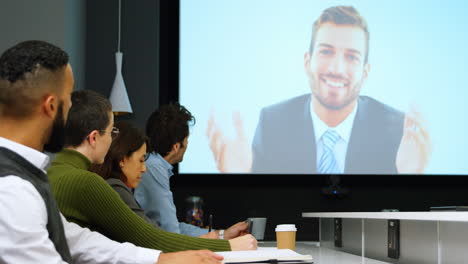 ejecutivos interactuando a través de videollamadas en conferencia 4k