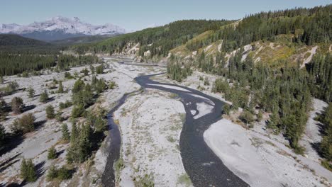 Valle-Largo-Y-Seco-Que-Divide-Un-Vasto-Paisaje-De-Bosque-Boreal-Con-Las-Majestuosas-Montañas-Rocosas-Al-Fondo