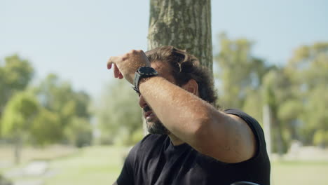 deportista cansado limpiando el sudor de la frente después del entrenamiento