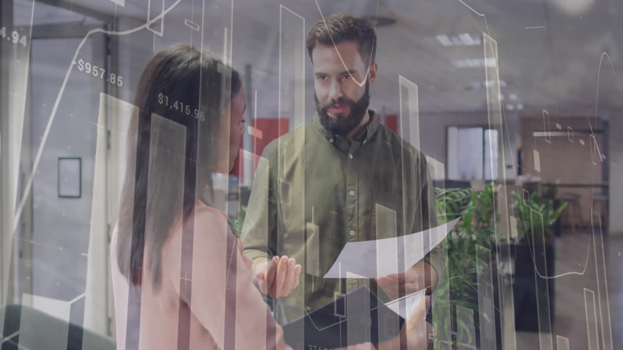 animación del procesamiento de datos contra diversos hombres y mujeres que discuten sobre un documento en la oficina.