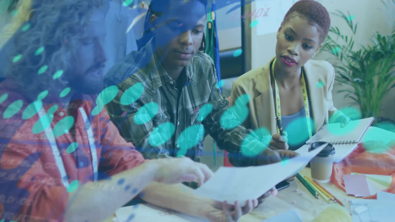 Animation af finansiel databehandling over forskellige forretningsfolk på kontoret