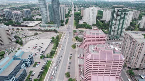 volando hacia adelante en el callejón de condominios del centro de mississauga