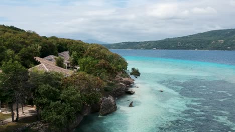 Imágenes-De-Drones-De-Agua-Azul-Cristalina-Y-Olas-En-La-Orilla-De-La-Playa-En-Cebú,-Filipinas-7