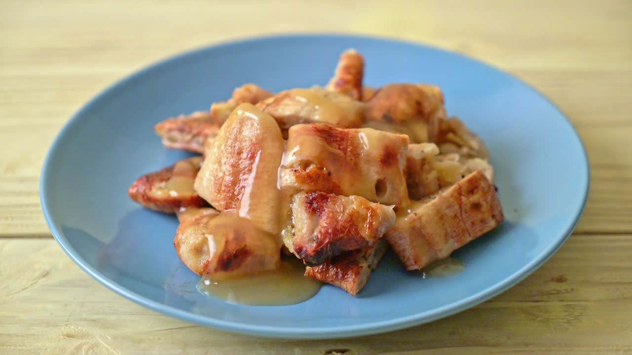 Plátanos asados con salsa de caramelo de coco en la placa