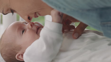 Madre-Feliz-Cuidando-Al-Bebé-En-Casa-Mamá-Amorosa-Cuidando-Al-Niño-Calmando-Suavemente-A-Su-Hijo-Disfrutando-De-La-Maternidad