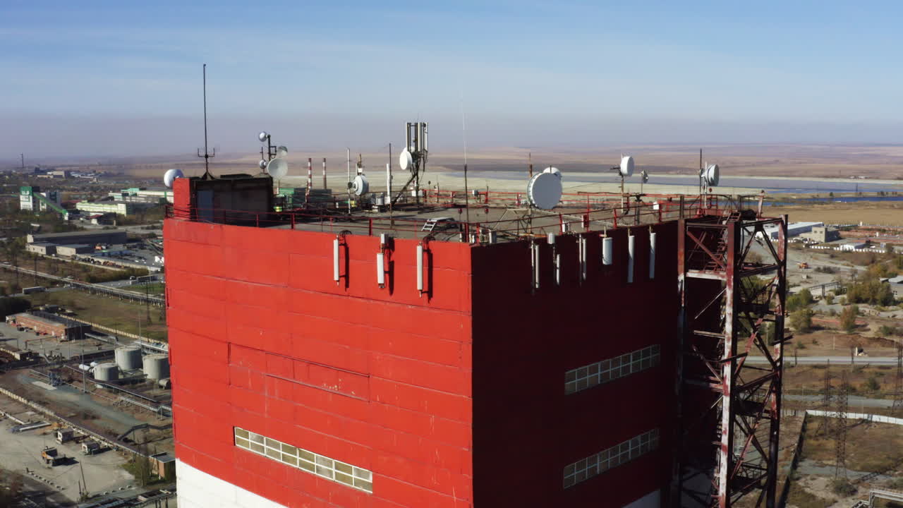 torre industrial roja con equipo de comunicaciones