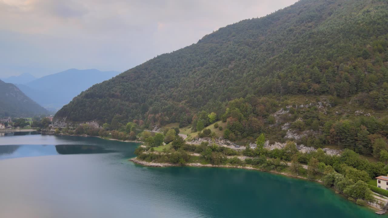Kuzey İtalya'da güzel Ledro Gölü kenarındaki kıyı yolu