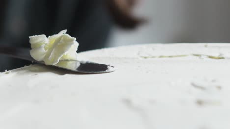 panadero recortando la parte superior del pastel en cámara lenta