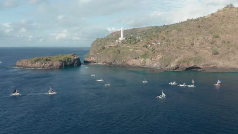 barcos de pesca blancos cerca de la costa de bali, gili selang y faro