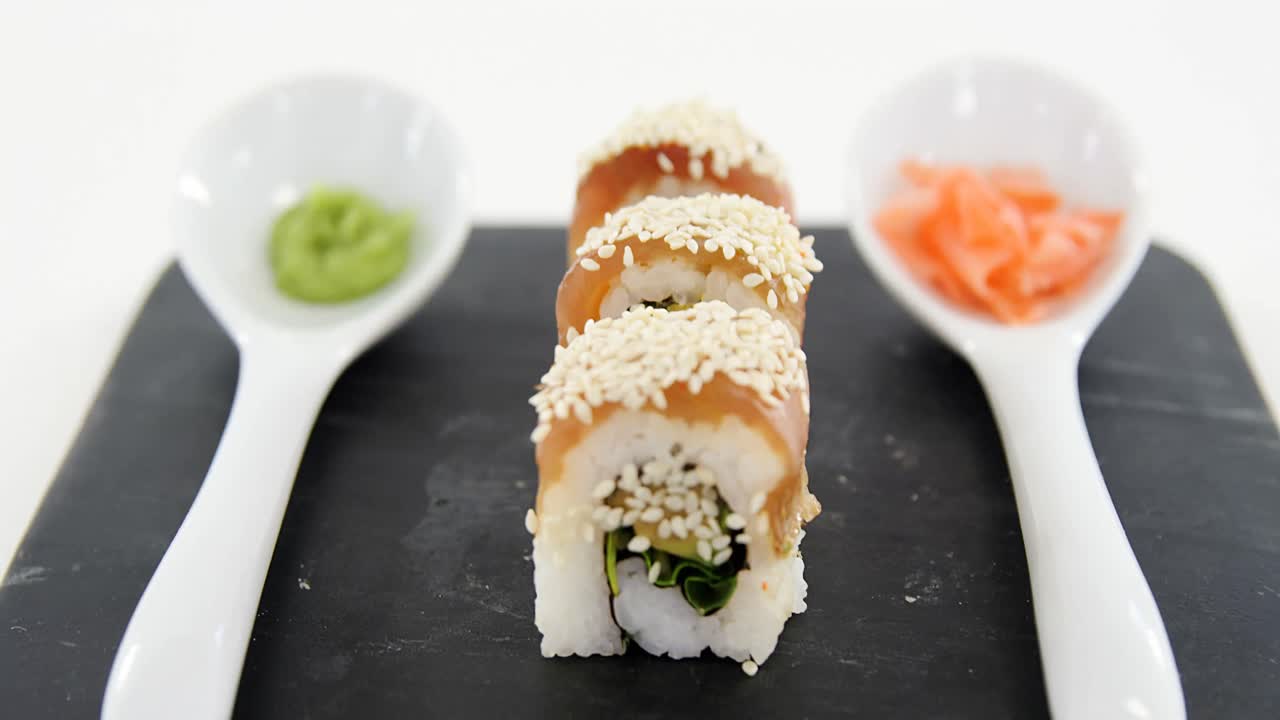 el rollo de sushi nigiri servido en pizarra de piedra negra
