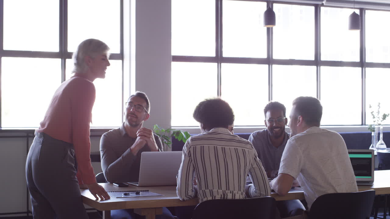 el trabajo en equipo convierte un negocio en un imperio.