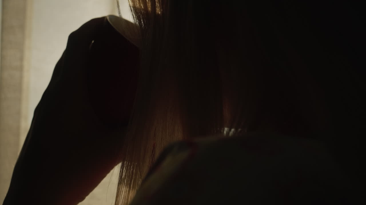 una mujer con una taza de té caliente mira por la ventana donde ha salido el sol. bebida caliente y buen humor