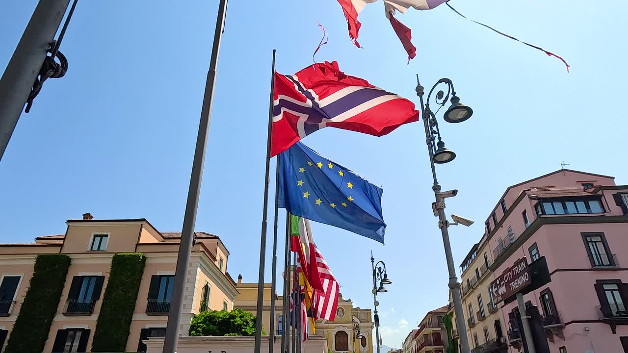 различные флаги размахивают под солнечным небом