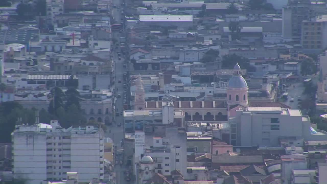 교통과 사람들은 대도시의 거리를 돌아다닌다