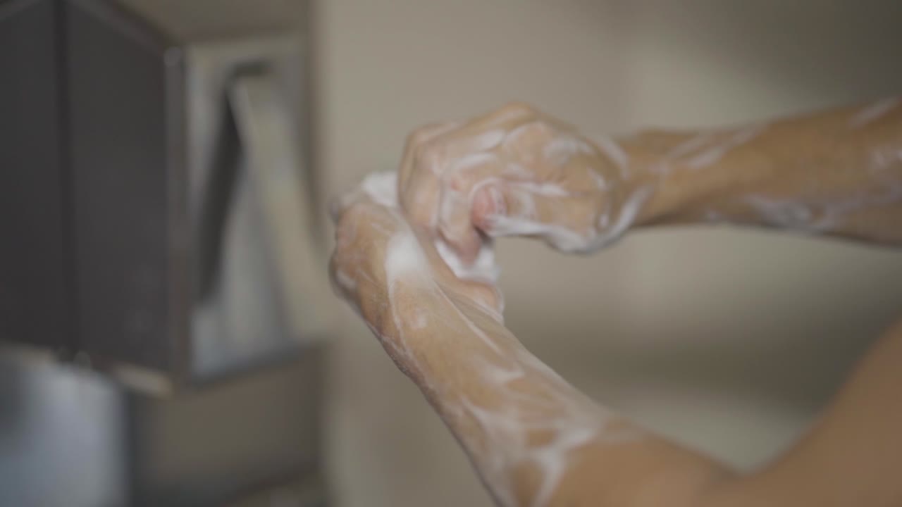 의료 절차 전에 수술 의사를 부지런하게 수행하는 수술 의사, 정확한 수술 개입을 위해 살균 환경을 보장합니다.