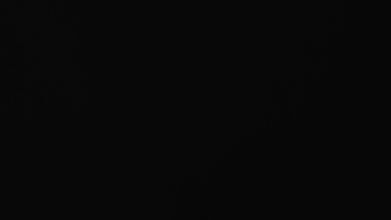 рука афроамериканца с белым мячом для регби на черном фоне, копирование пространства, замедленное движение