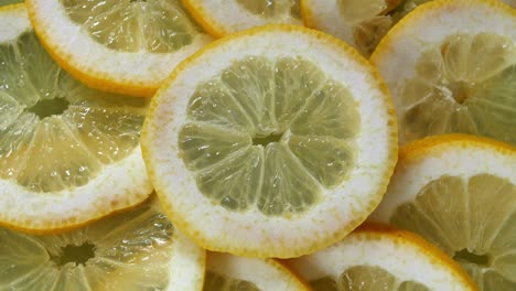 las rebanadas de frutas de limón girando