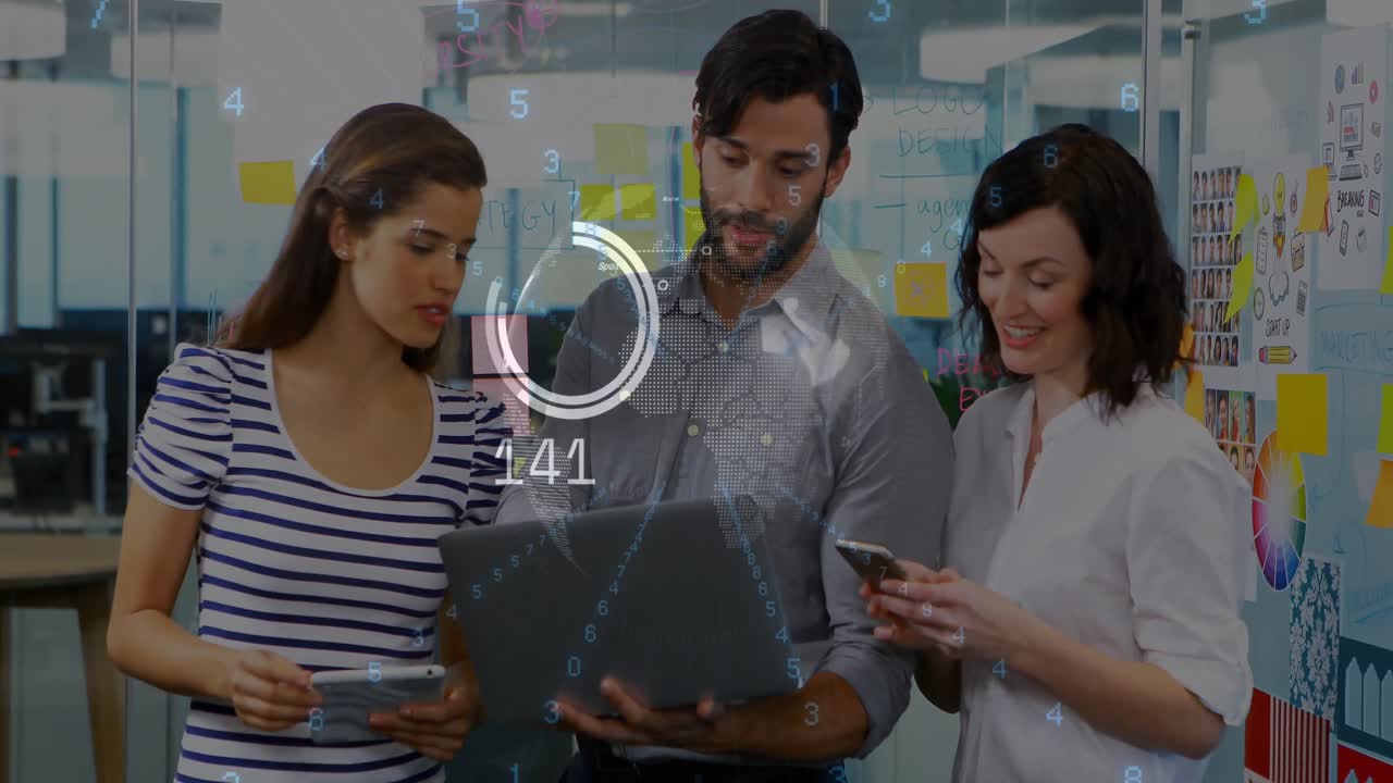animación del globo y procesamiento de datos sobre diversos colegas discutiendo en la computadora portátil en la oficina.