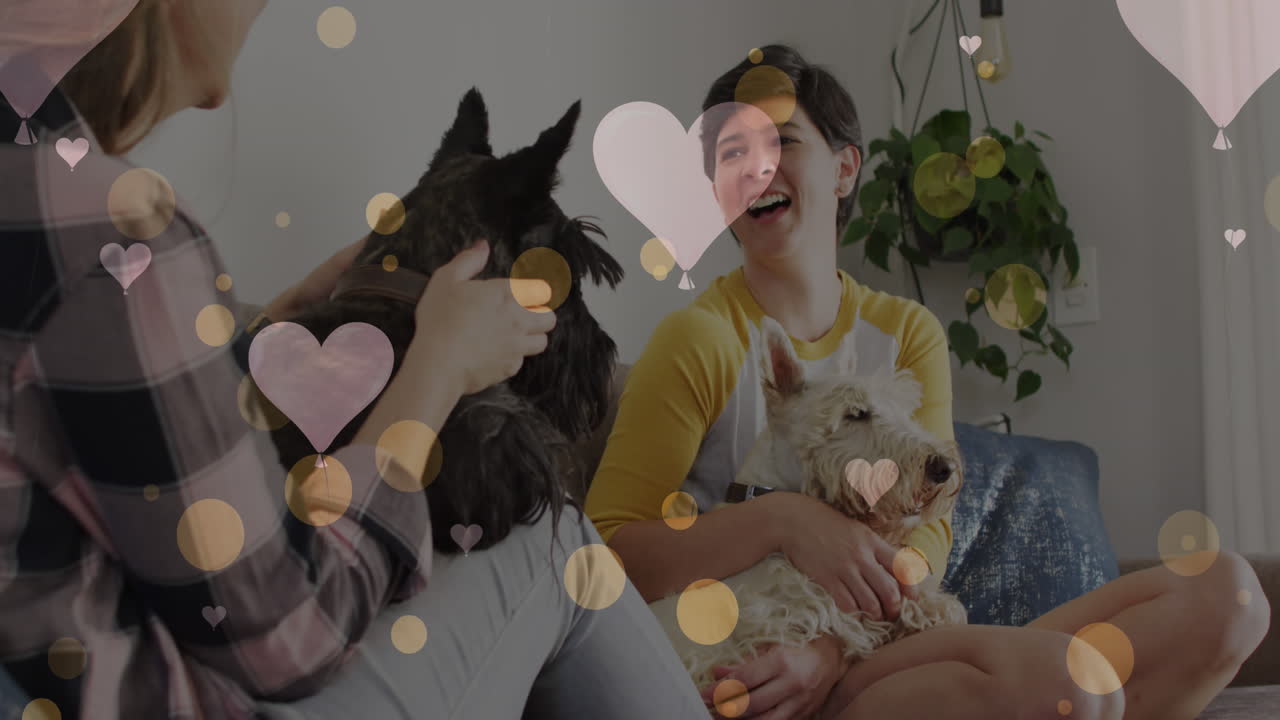 코카시안 여성 부부가 반려견과 함께 소파에 앉아있는 심장의 애니메이션
