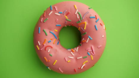 el donut glazado de primer plano.