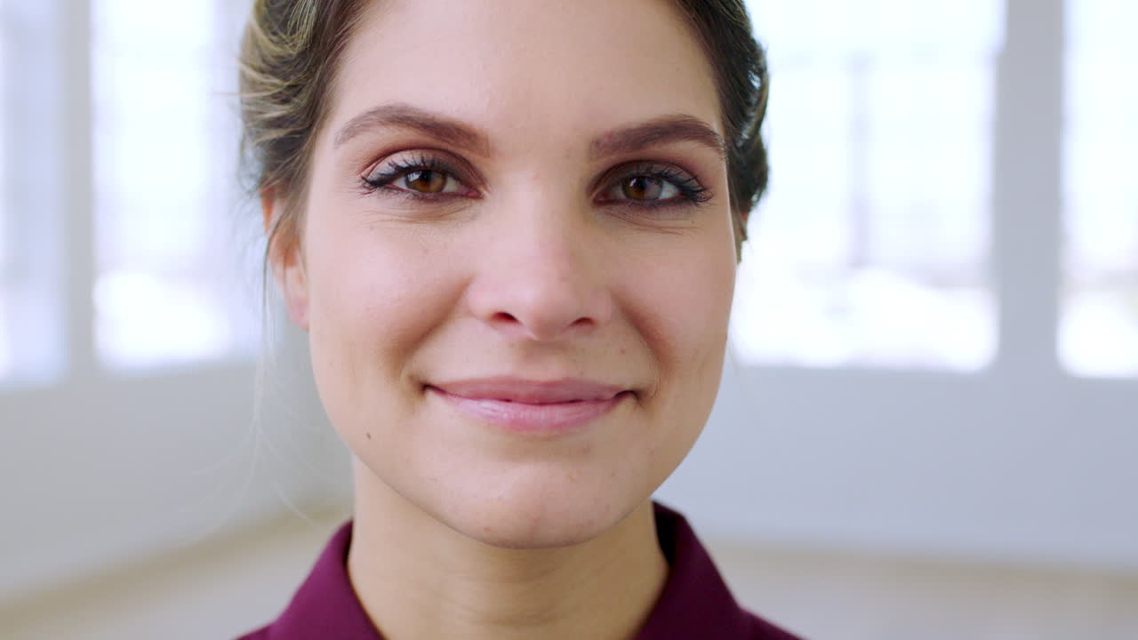 rostro de una joven feliz, maestra