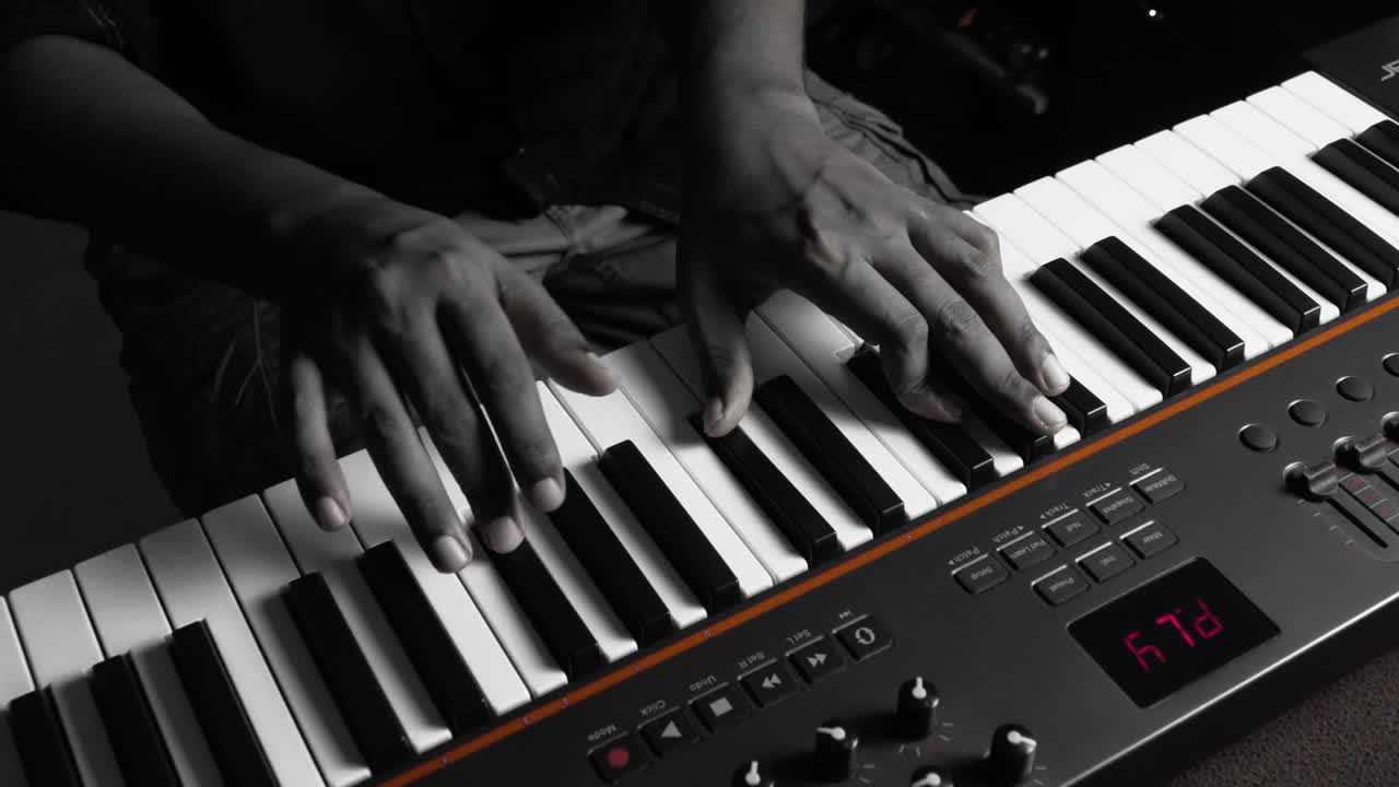 músico étnico tocando el piano