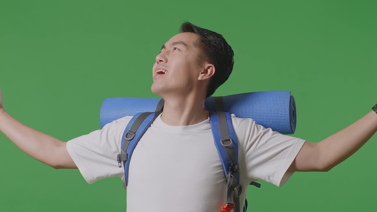 배 을 들고 행복 한 여행자