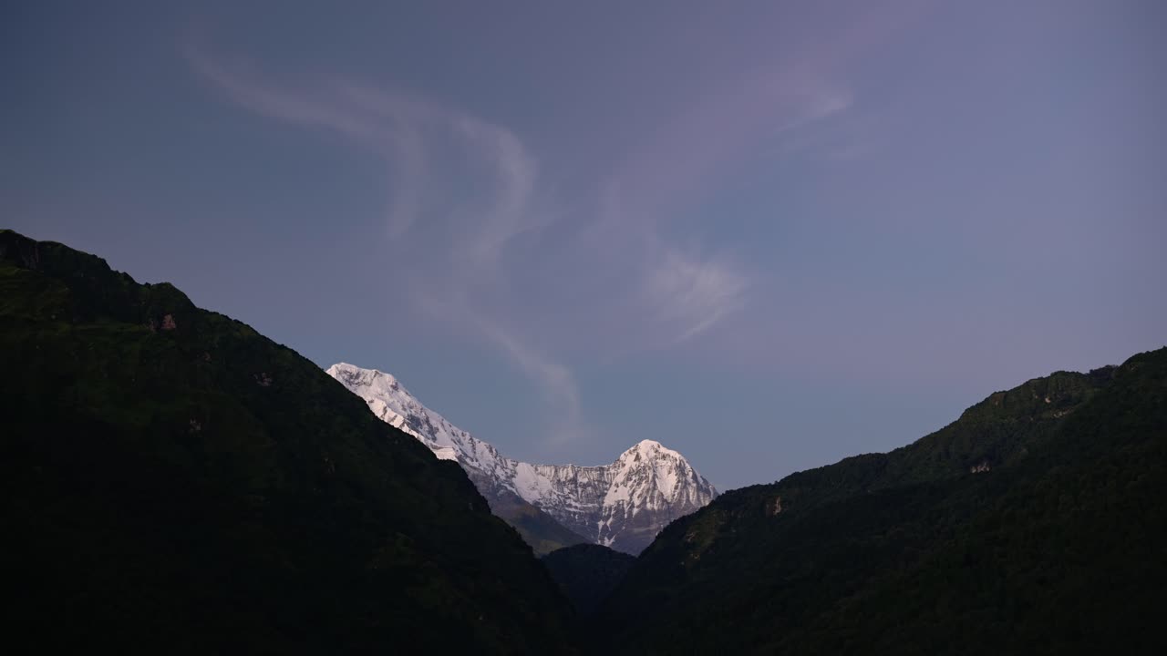 horario de puesta de sol montaña día a noche, nepal horario de caída en las montañas del himalaya con hermosas nubes rosadas dramáticas y paisaje de annapurna, fondo con espacio de copia