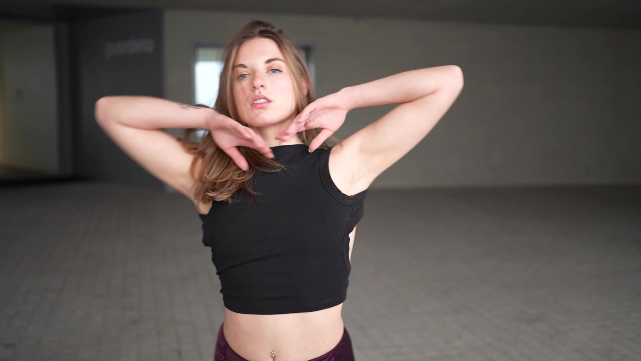 Uma performance de dança dinâmica e cativante acontece num cenário urbano inspirador.