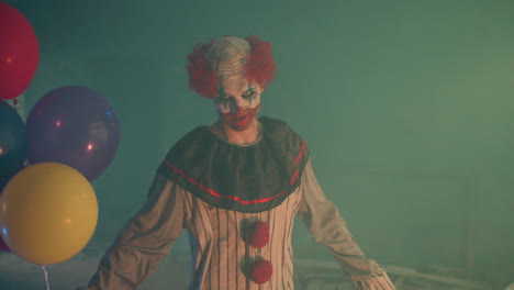 un clown effrayant dans une maison abandonnée.