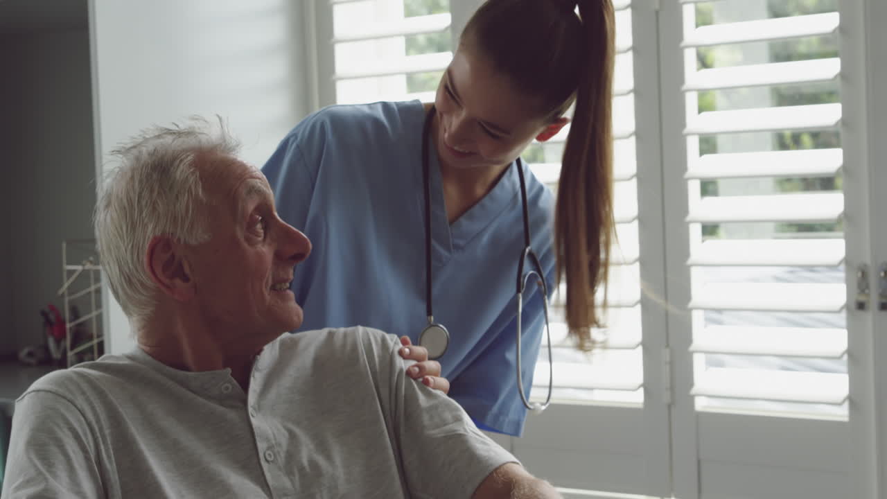 hombre mayor y médico